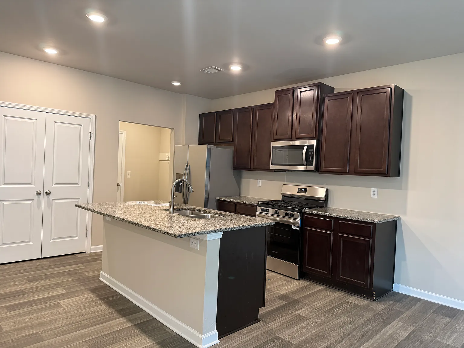 4 bed, 2.5 bath, 2478 sqft, $2,100 — Photo 4