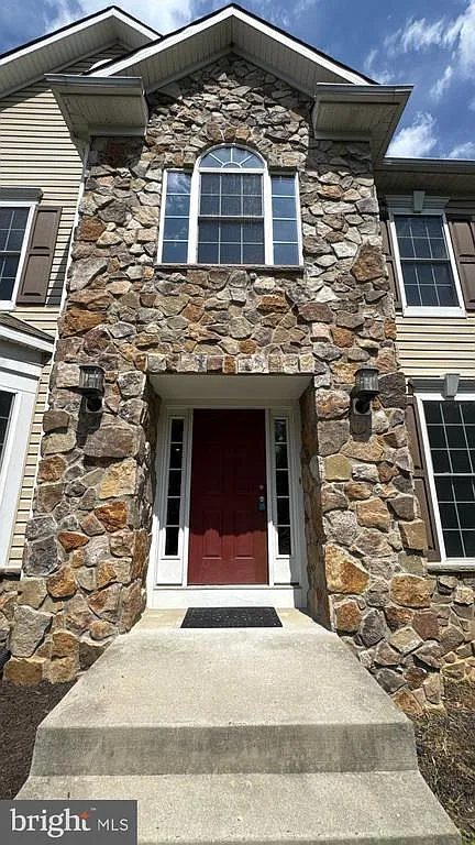 4 bed, 2.5 bath, 3404 sqft, $3,900 — Photo 2