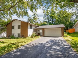 6313 Macarthur Dr, Woodridge, IL