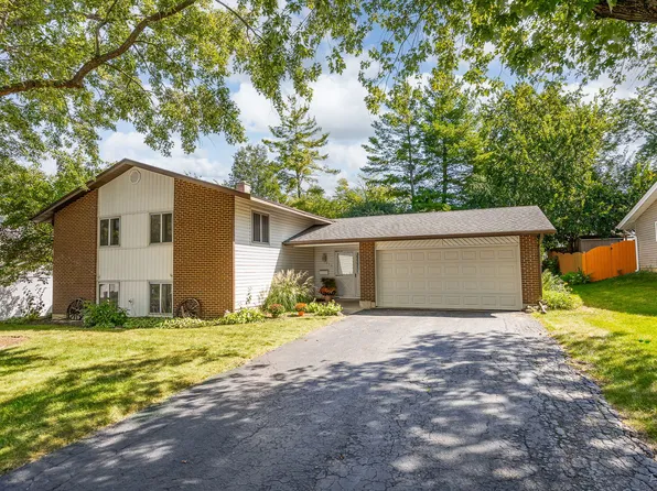 6313 Macarthur Dr, Woodridge, IL 60517