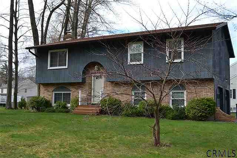 2nd image of 40 CHRISTINA Drive