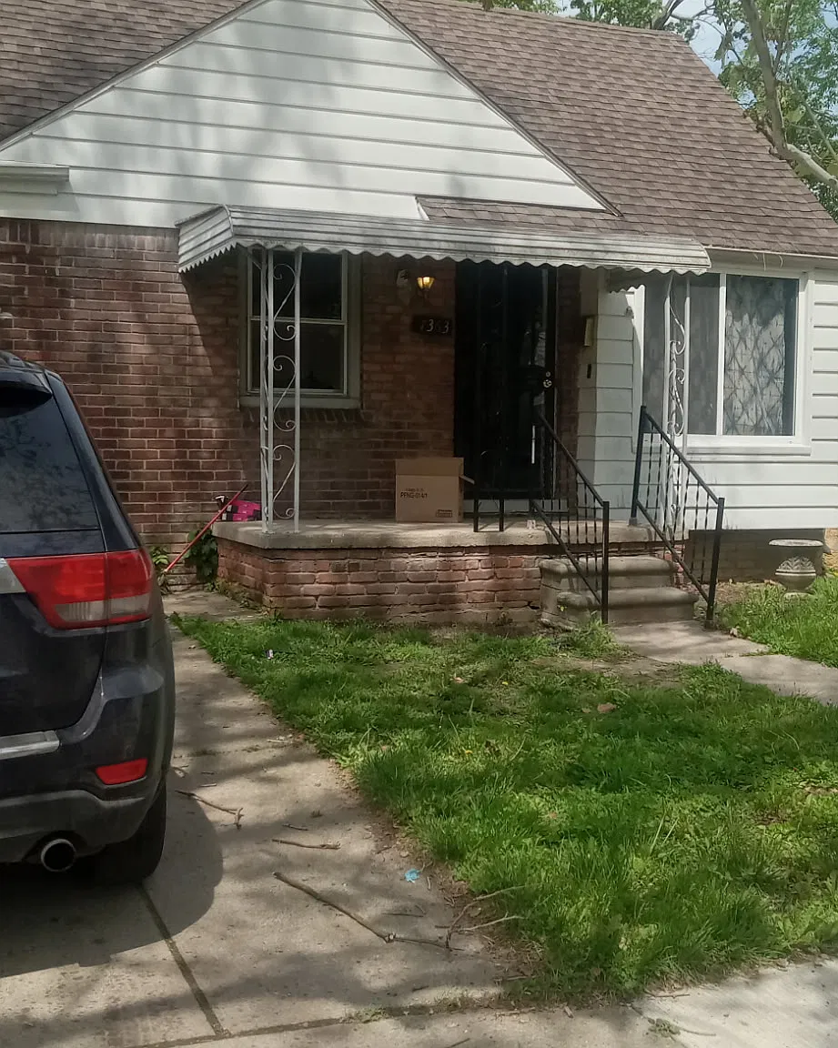 3 bed, 1000 sqft, $1,300 — Photo 1