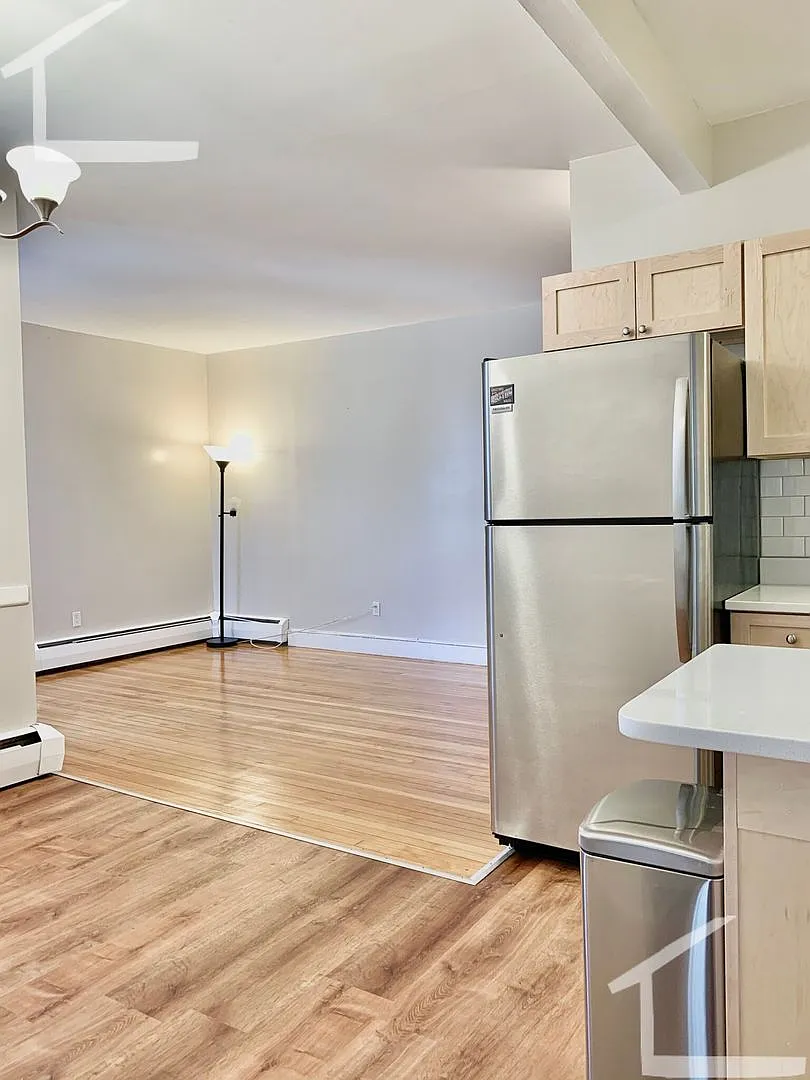 2 bed in Brookline — Photo 2