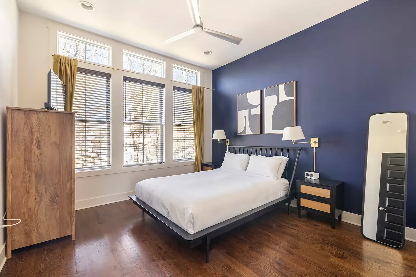 1027 E Trinity Ln — Photo 4