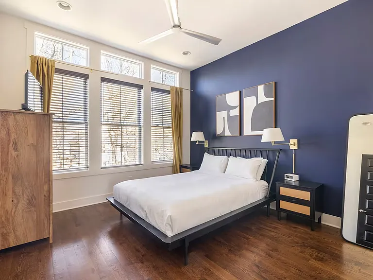 1027 E Trinity Ln #9 — Photo 4