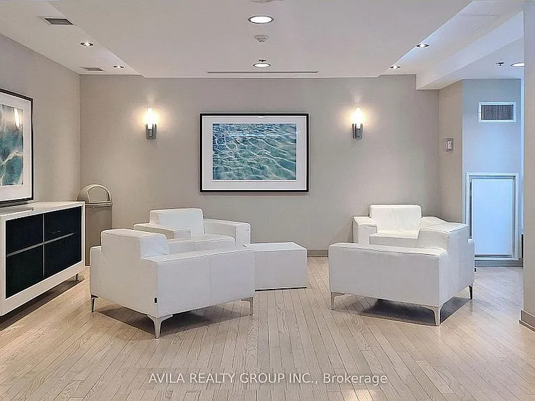 126 Simcoe St #301 — Photo 7