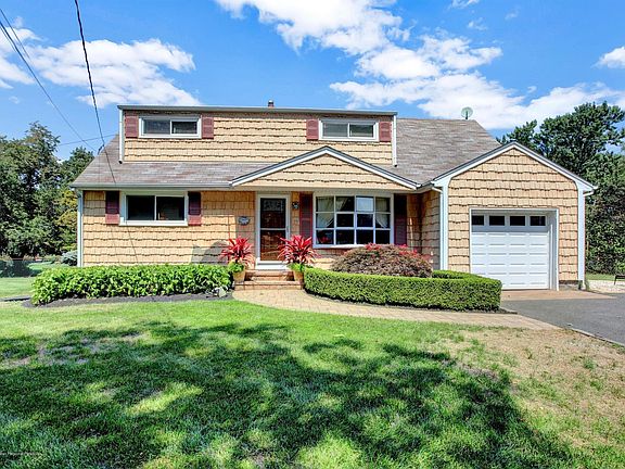 4th image of 2 Carole Dr