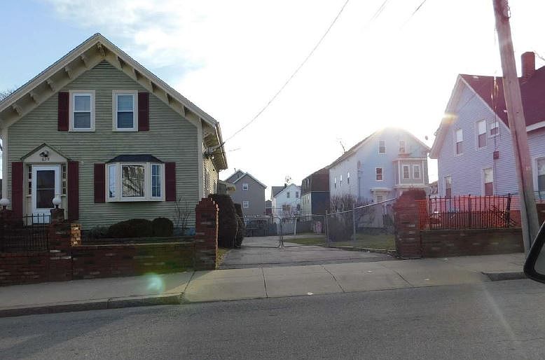 2nd image of 638 2nd St