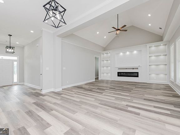 5th image of 359 Amanda Dr
