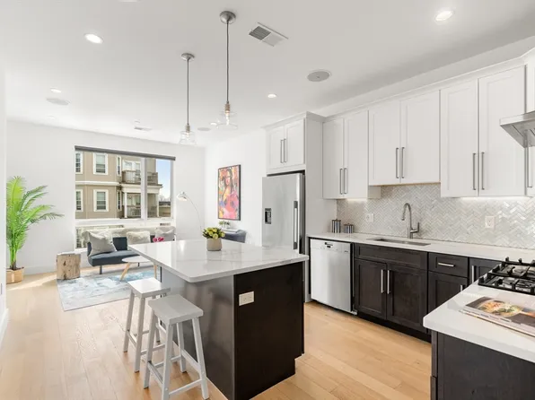 946 Saratoga St #204, Boston, MA 02128