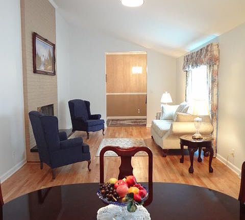 4th image of 2141 Maplewood Dr