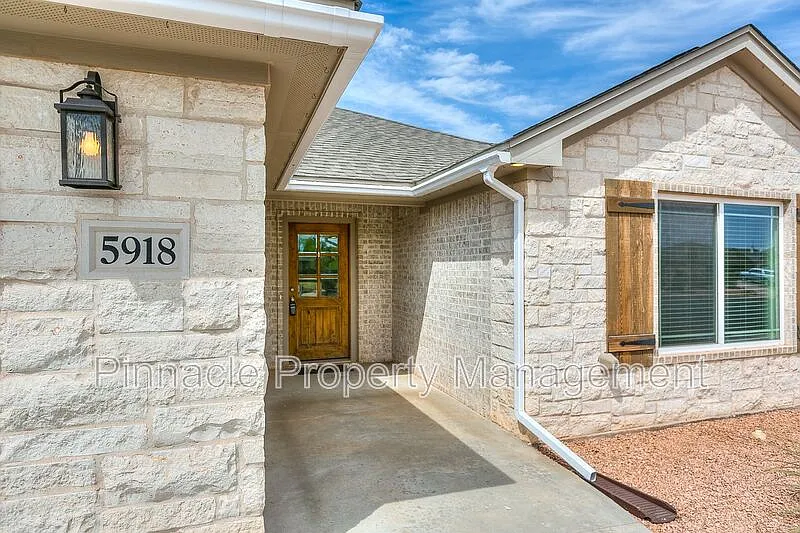 3 bed, 2.0 bath, 1785 sqft, $2,450 — Photo 3