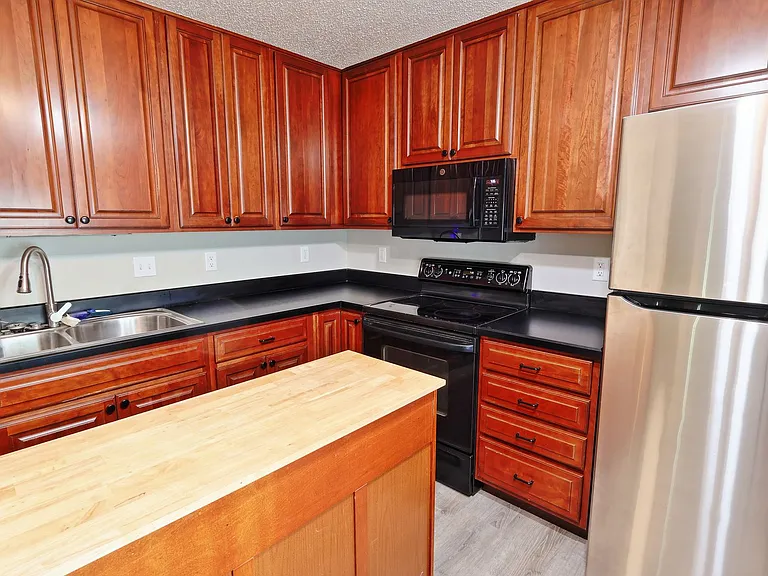 975 Barbizon Dr — Photo 9