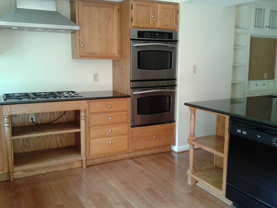 2nd image of 1002 Lindsay Ln