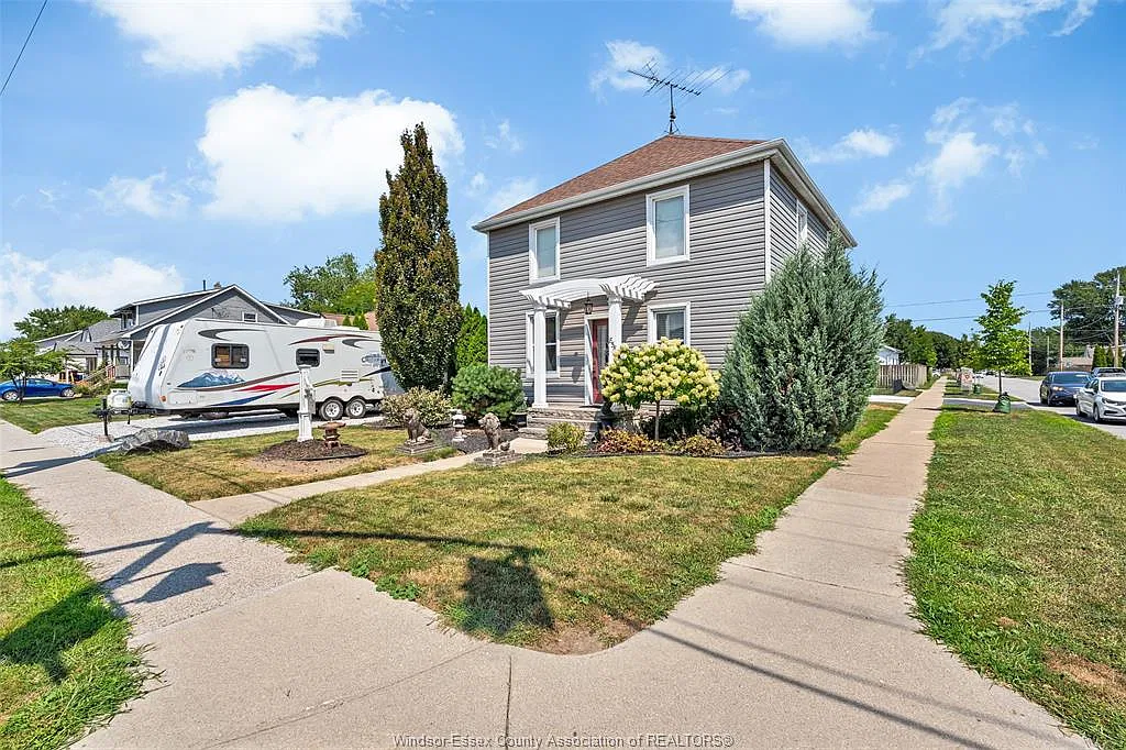 3 bed, $2,690 — Photo 2