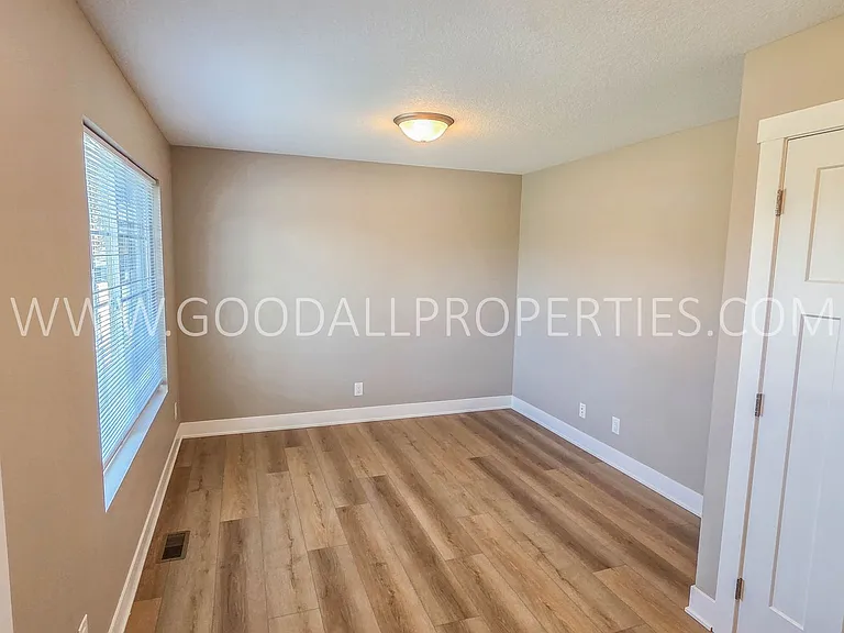 425 SE Waco Pl — Photo 5