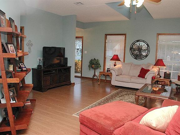 4th image of 214 Maureen Dr