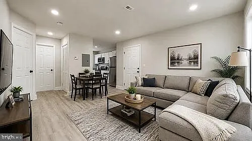 18 bed, $2,450 — Photo 4