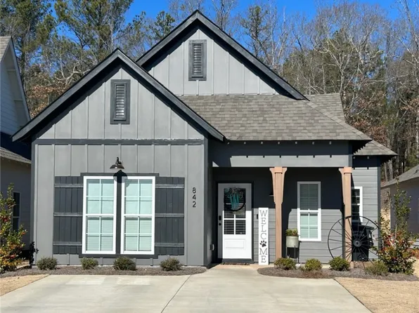 842 Village Dr, Opelika, AL 36801