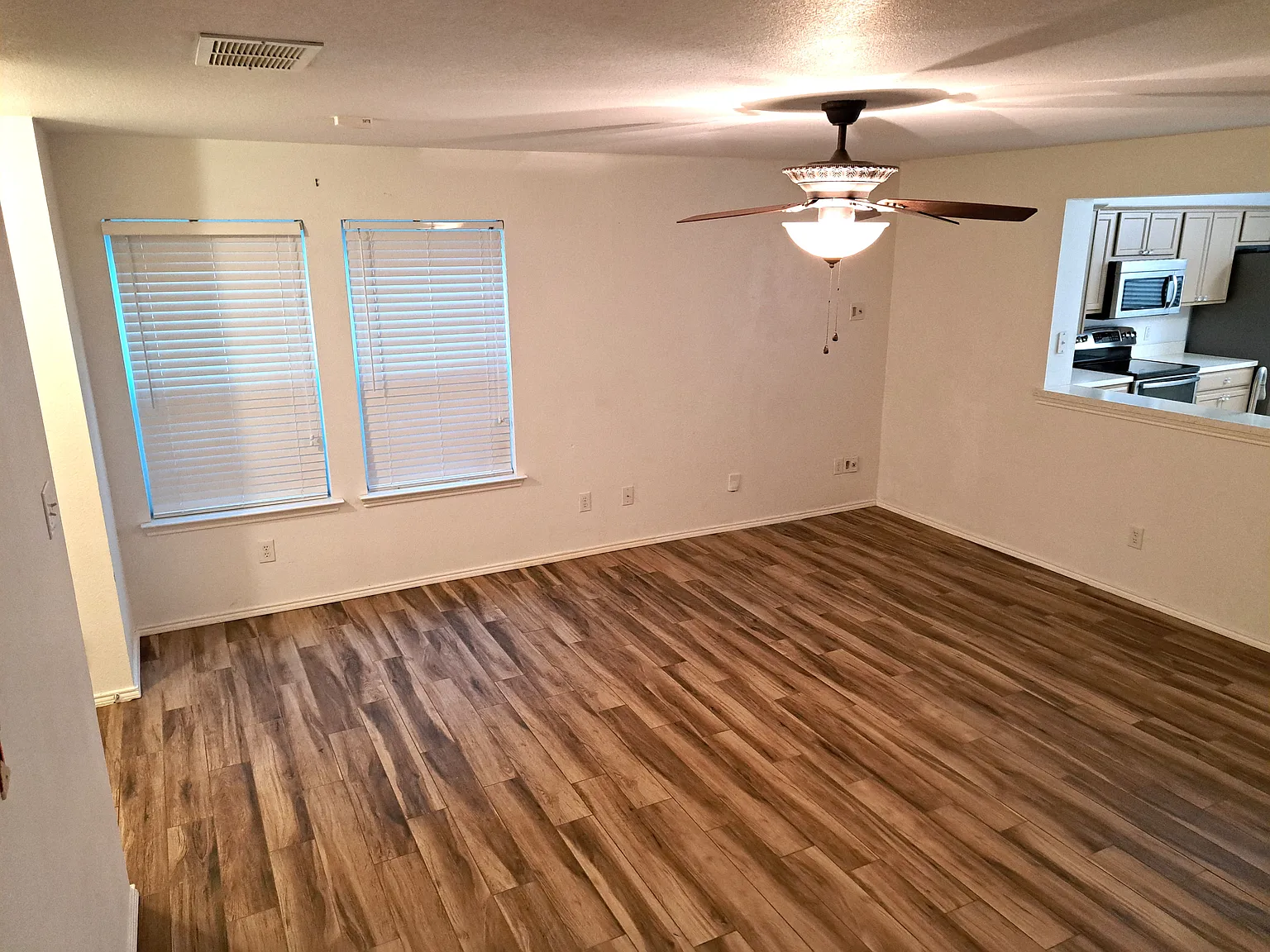 3 bed, 1560 sqft, $2,050 — Photo 4