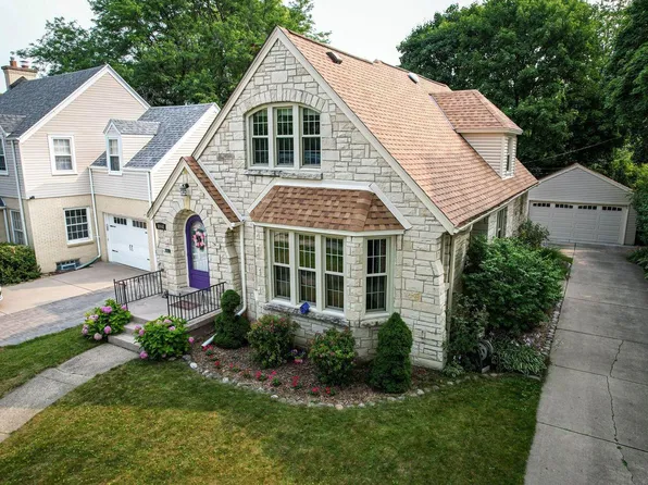 8840 Ravenswood CIRCLE, Wauwatosa, WI 53226