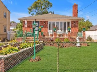 34 S Montgomery St, Valley Stream, NY 11580