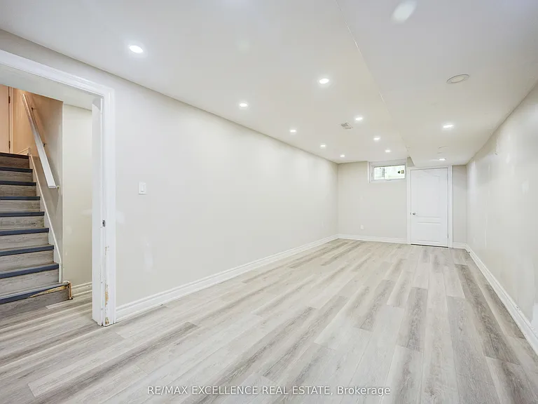 166 McLaughlin Rd S — Photo 26