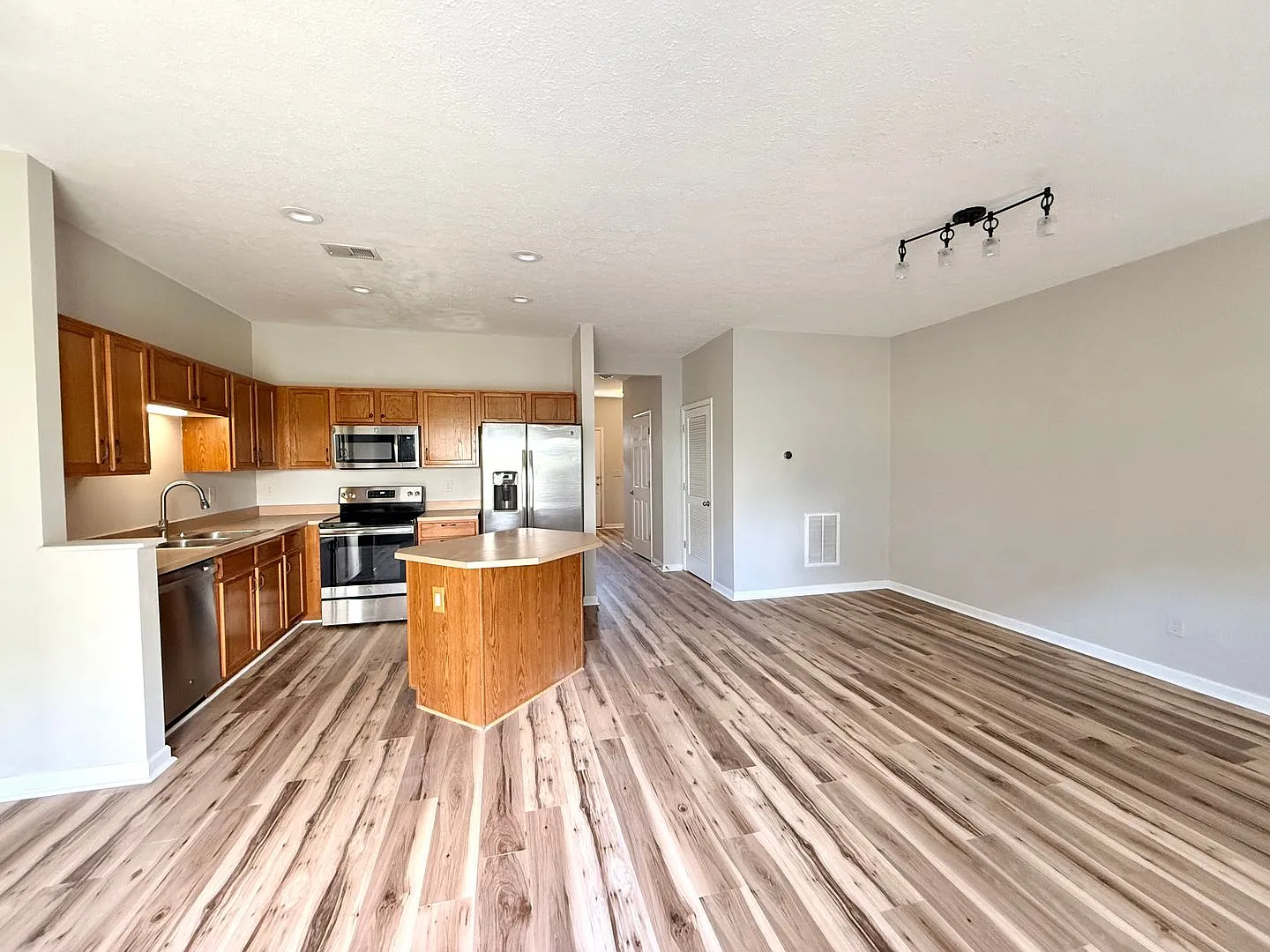 West Nashville 3/2.5 Townhouse - Clubhouse - Pool - Garage - Pets Okay - Patio — Photo 4