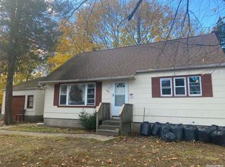 102 Parkwood Dr, Shirley, NY 11967