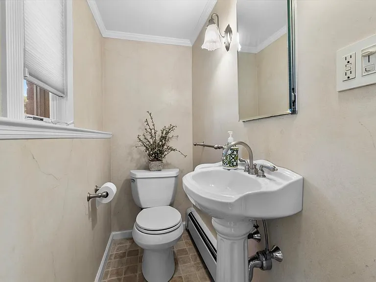 20 Pickwick Dr W — Photo 11