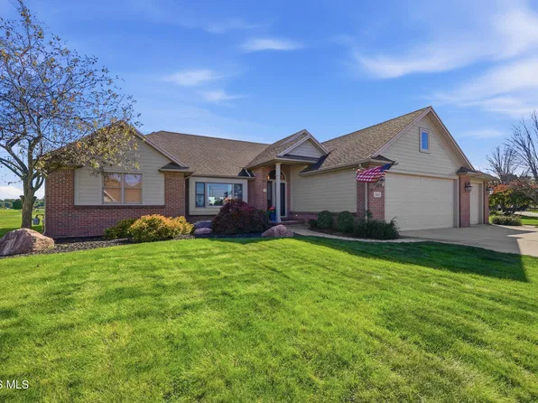 1614 Grand Bay Dr, Oregon, OH 43616