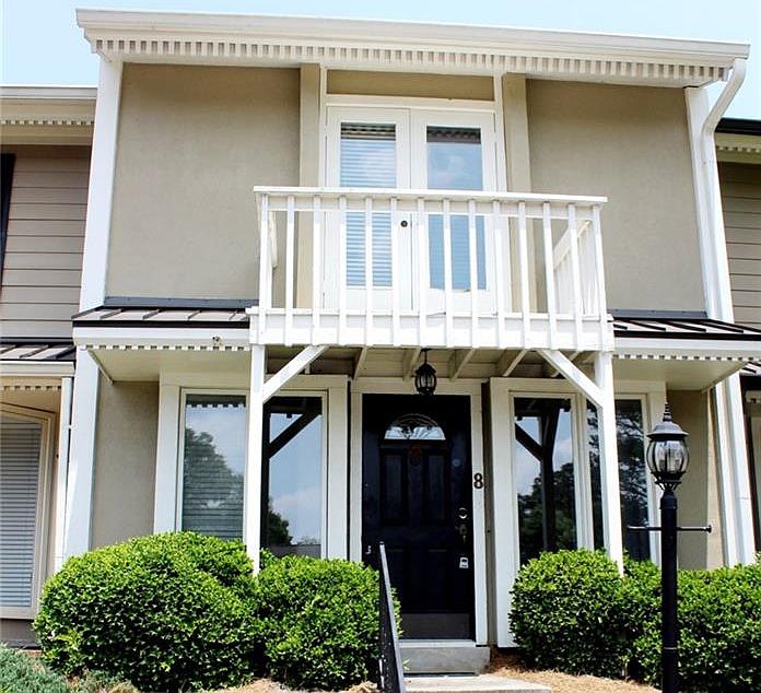 1st image of 1085 NW Holly Dr #8