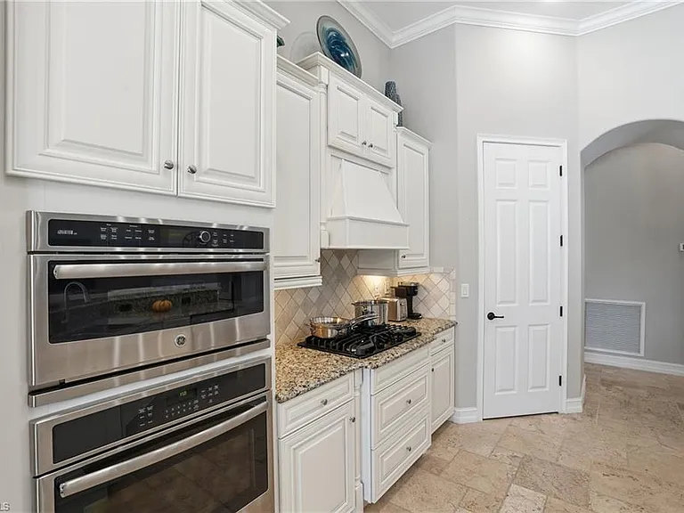 3328 Runaway Ln — Photo 10