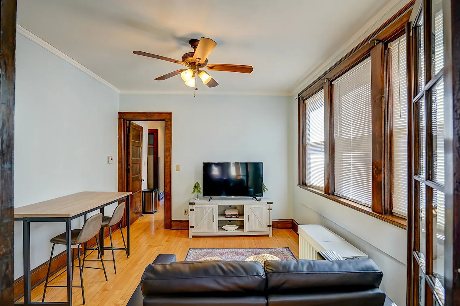 2 bed, 1.0 bath, 990 sqft, $3,402 — Photo 3