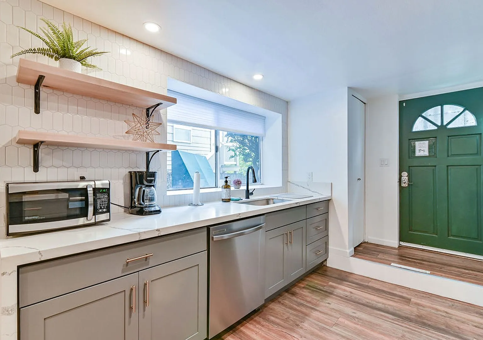 823 Nob Hill Ave N — Photo 1