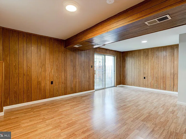 6th Pl NE — Photo 25