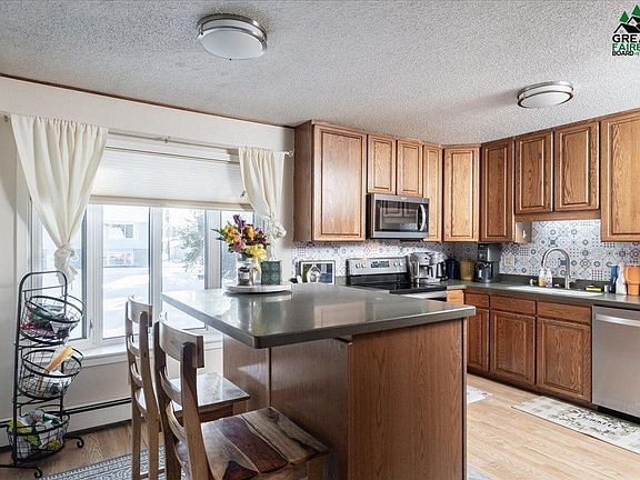 2nd image of 2022 Hilling Ave