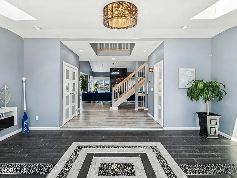 385 Aldo Dr — Photo 6