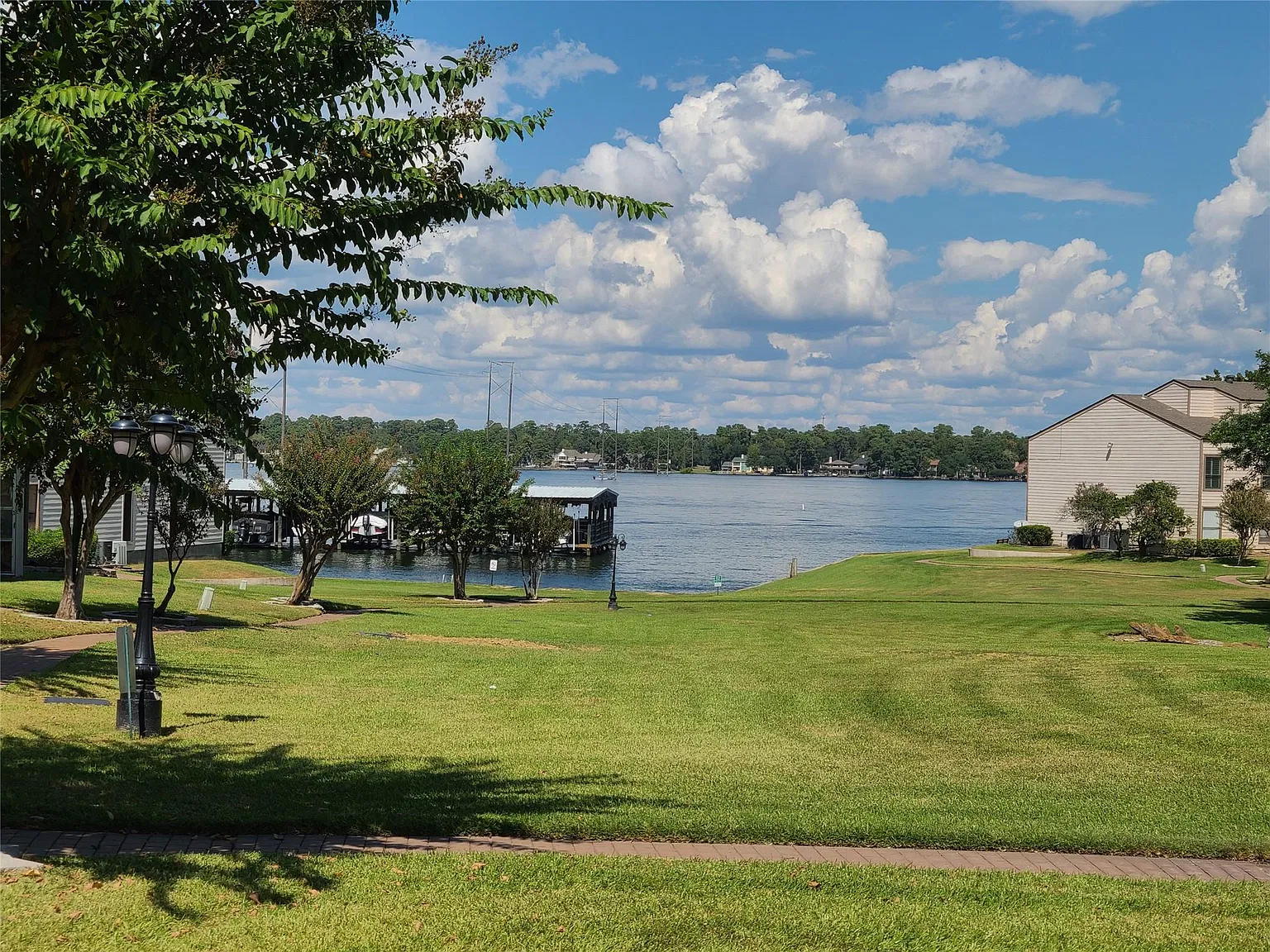 1 bed, 1.0 bath, 795 sqft, $1,300 — Photo 2