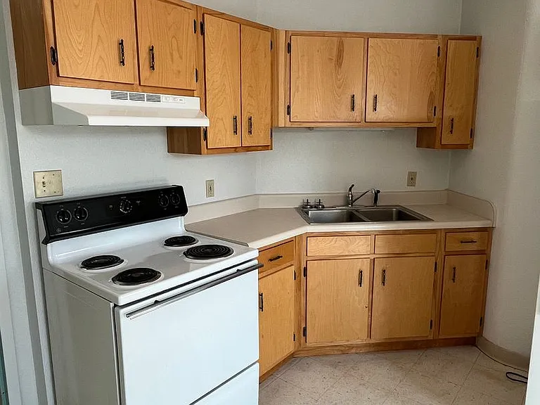 137 E Main St — Photo 4