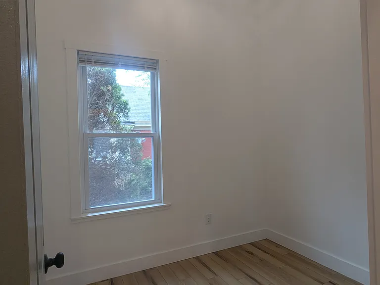 625 7th Ave — Photo 16