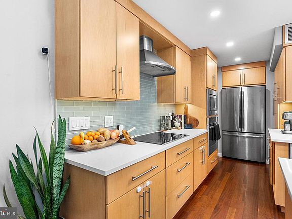 2nd image of 918 Spruce St APT 2