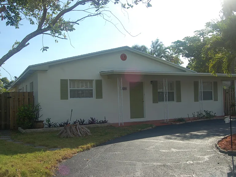 Private front yard and driveway