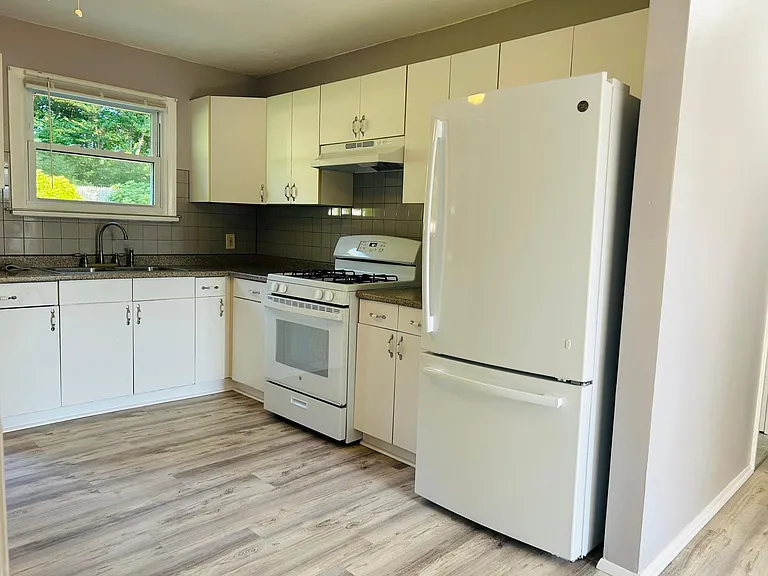 4 Summit St — Photo 2