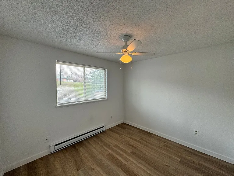 Stunning 2 Bed, 1 Bath w/ Laundry & AC in Lincoln Heights! — Photo 11