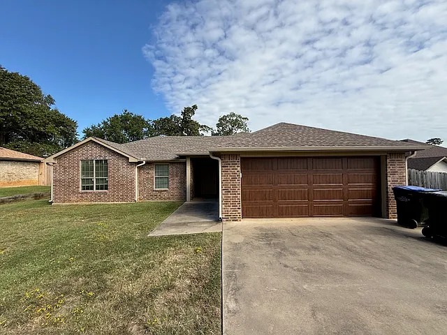 3 bed, 1303 sqft, $1,895 — Photo 1