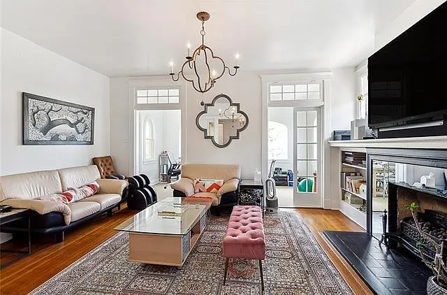 5 bed, 2.0 bath, 2600 sqft, $7,000 — Photo 2