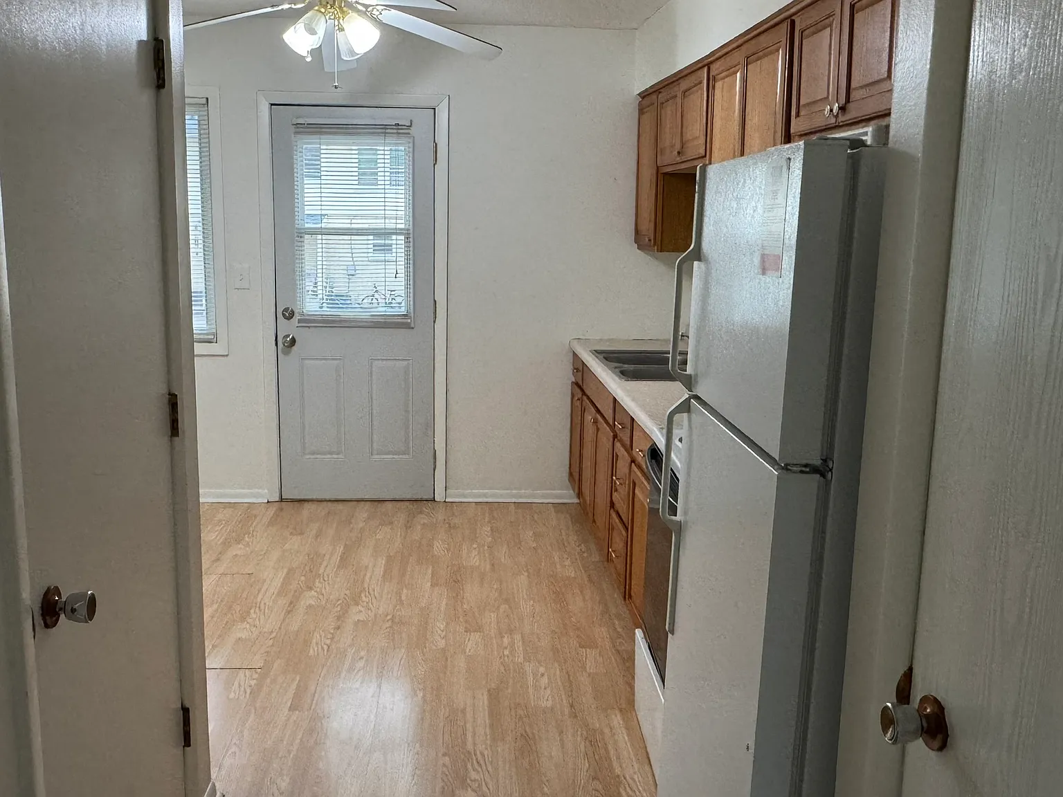 2 bed, 1.5 bath, 700 sqft, $750 — Photo 3