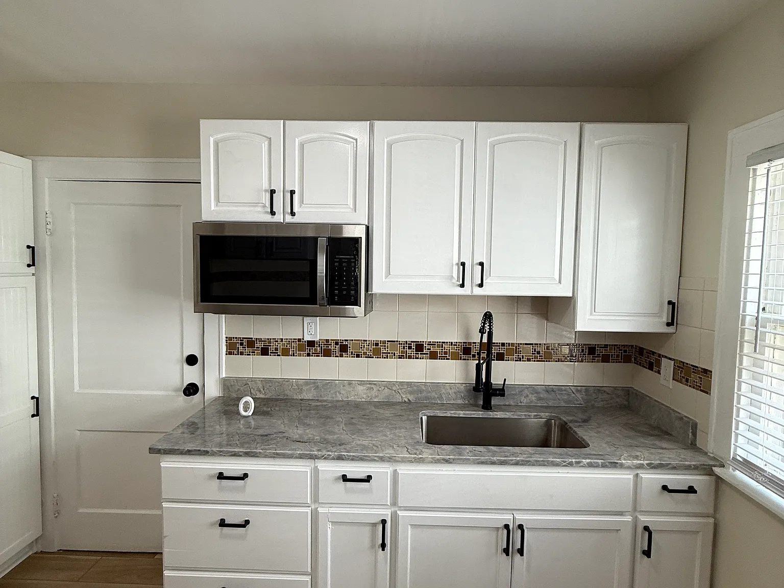 2 bed, 950 sqft, $1,200 — Photo 3