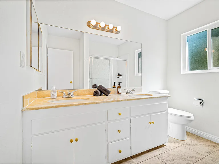 5400 Nagle Ave — Photo 10